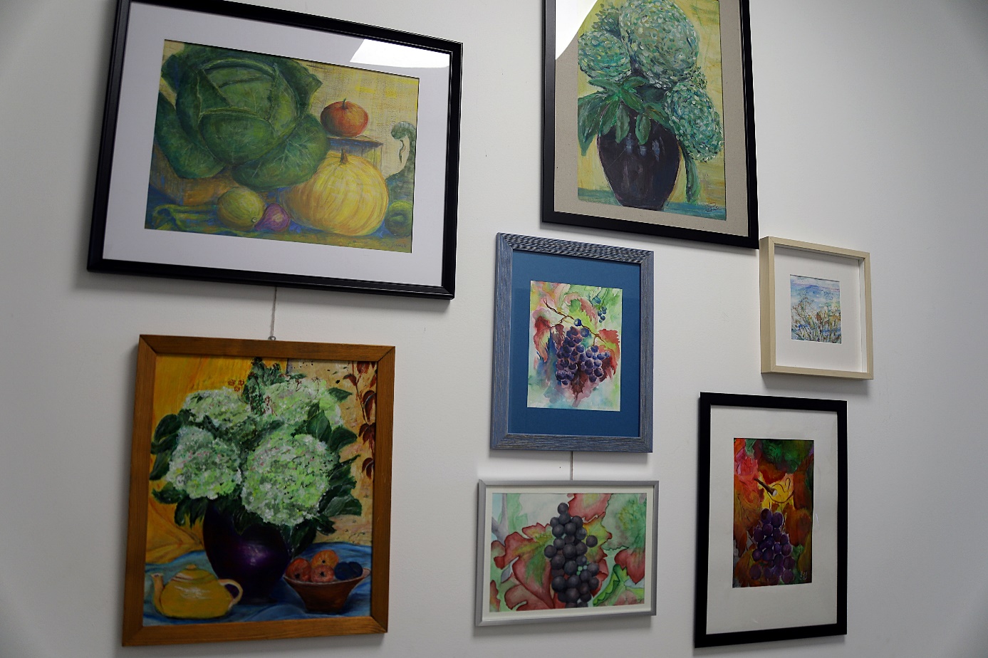 Obraz zawierający ramka na zdjęcia, obraz, w pomieszczeniu, ściana

Opis wygenerowany automatycznie