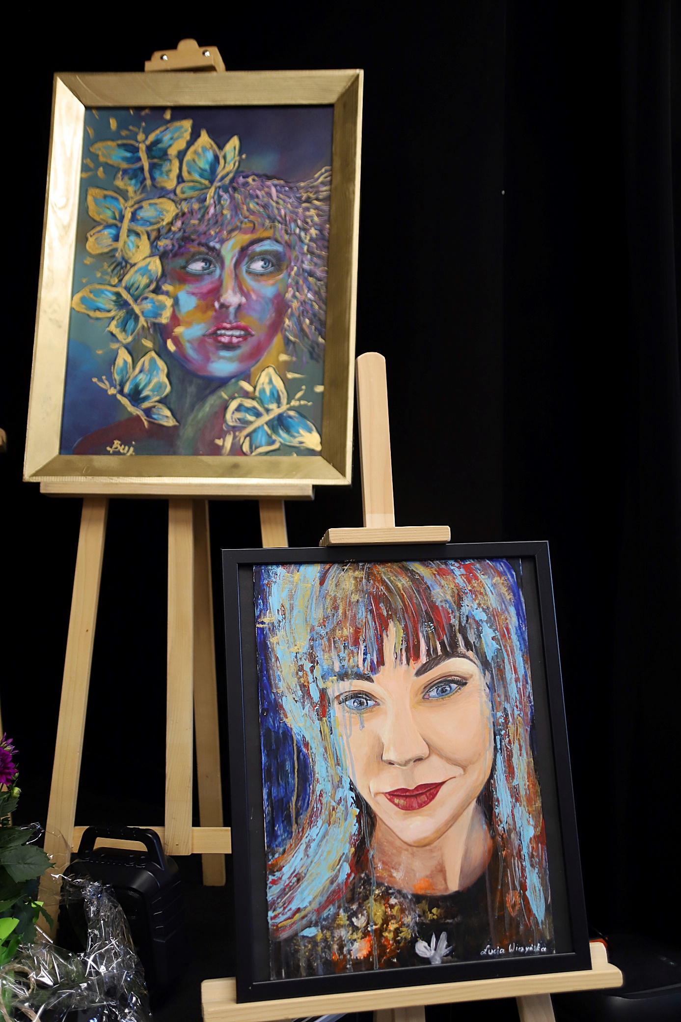 Obraz zawierający statyw, Ludzka twarz, ramka na zdjęcia, sztaluga

Opis wygenerowany automatycznie