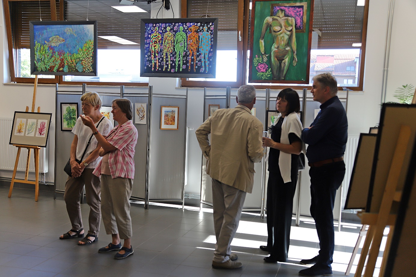 Obraz zawierający ubrania, obuwie, w pomieszczeniu, osoba

Opis wygenerowany automatycznie