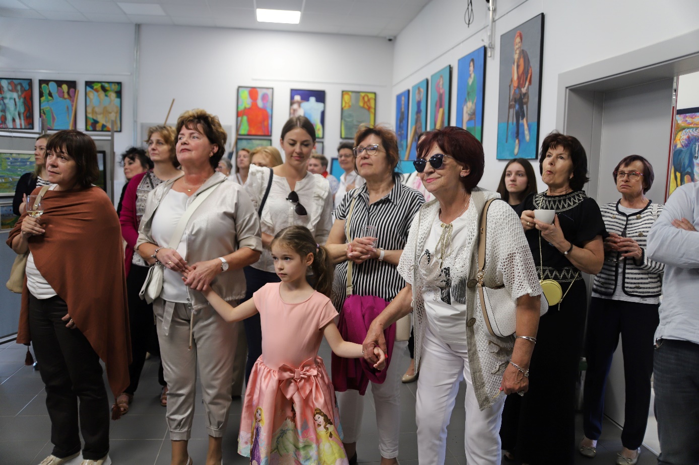 Obraz zawierający ubrania, osoba, Ludzka twarz, w pomieszczeniu

Opis wygenerowany automatycznie