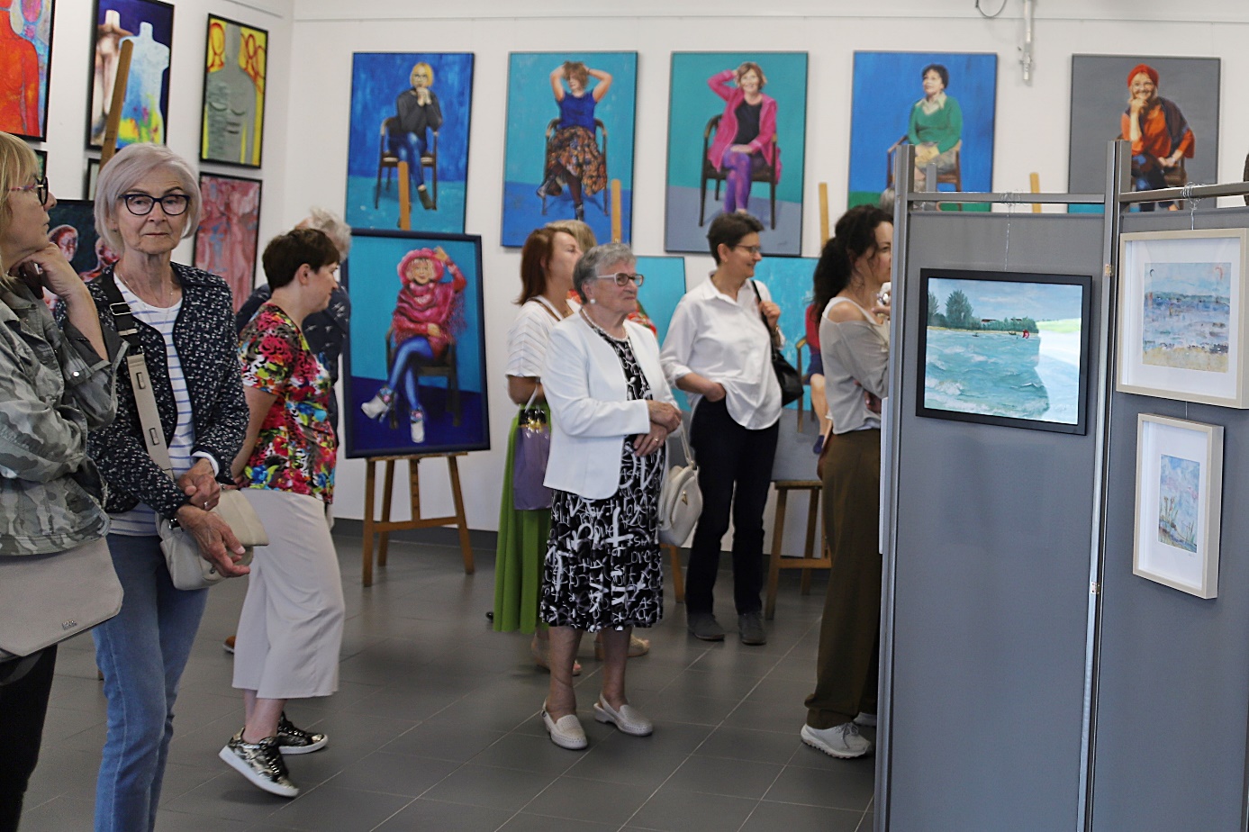 Obraz zawierający ubrania, osoba, obuwie, kobieta

Opis wygenerowany automatycznie