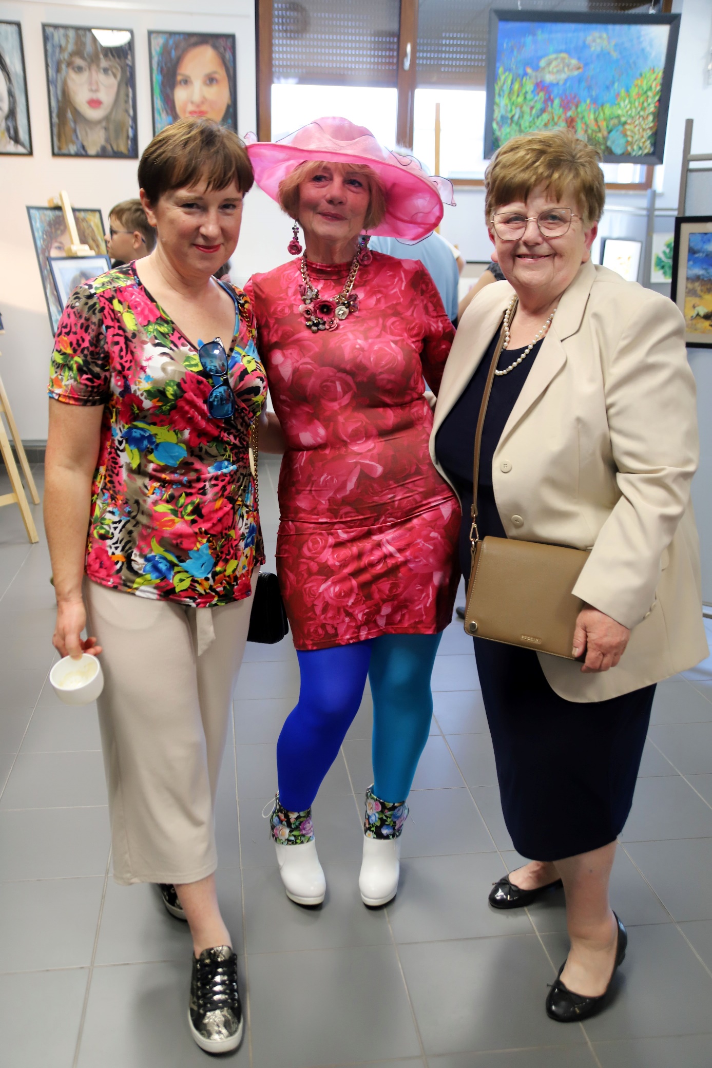 Obraz zawierający ubrania, osoba, obuwie, Ludzka twarz

Opis wygenerowany automatycznie