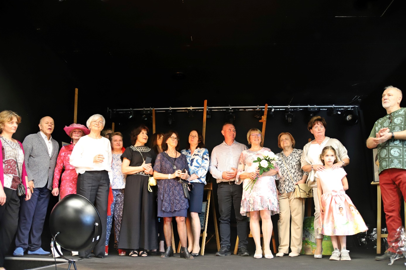 Obraz zawierający ubrania, osoba, obuwie, sport

Opis wygenerowany automatycznie