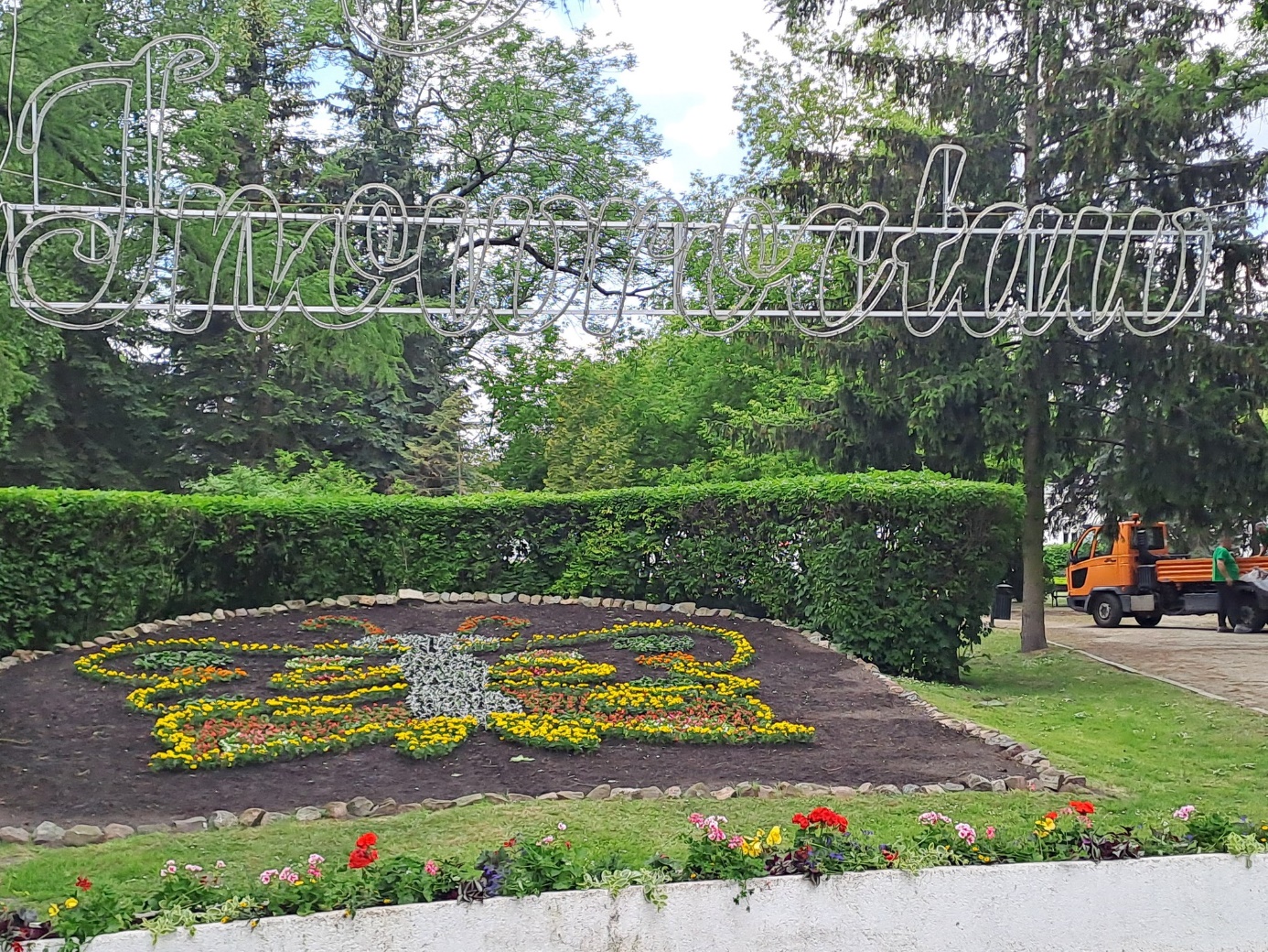 Obraz zawierający na wolnym powietrzu, drzewo, Architektura krajobrazu, niebo

Opis wygenerowany automatycznie