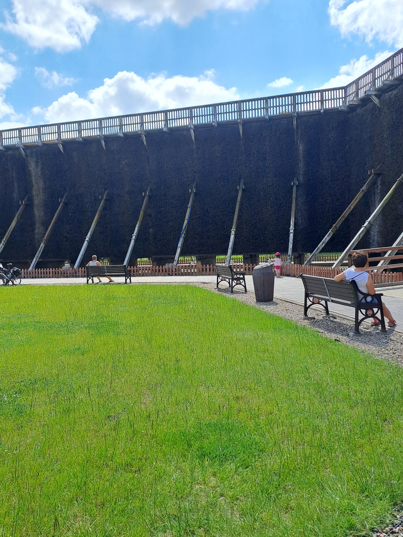 Obraz zawierający na wolnym powietrzu, trawa, chmura, niebo

Opis wygenerowany automatycznie