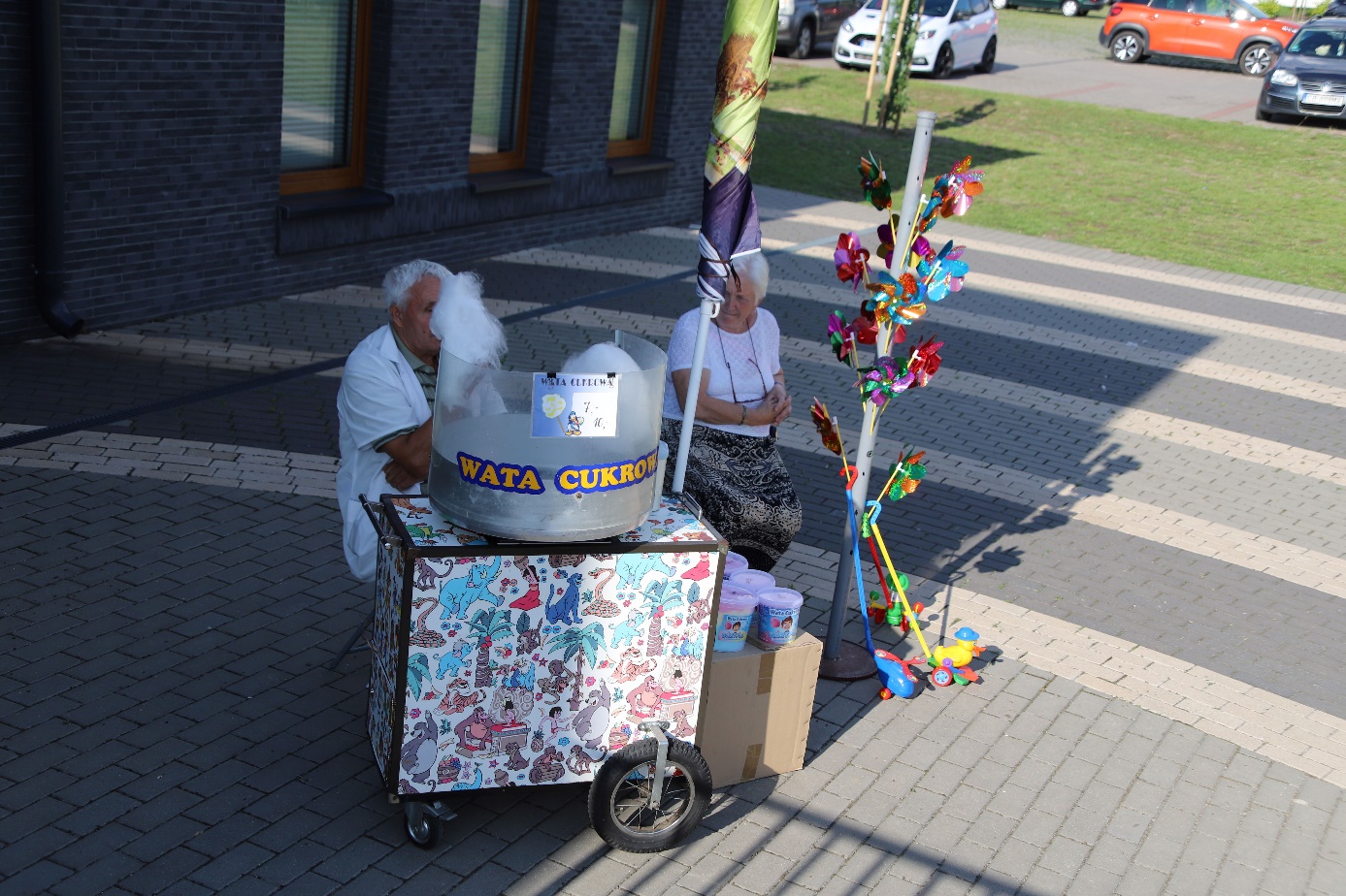 Obraz zawierający na wolnym powietrzu, ubrania, droga, obuwie

Opis wygenerowany automatycznie