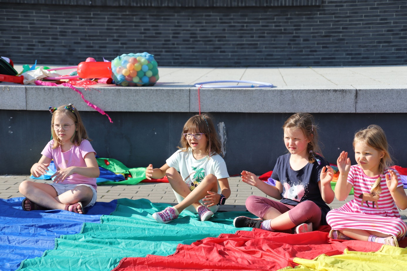 Obraz zawierający ubrania, Ludzka twarz, osoba, na wolnym powietrzu

Opis wygenerowany automatycznie