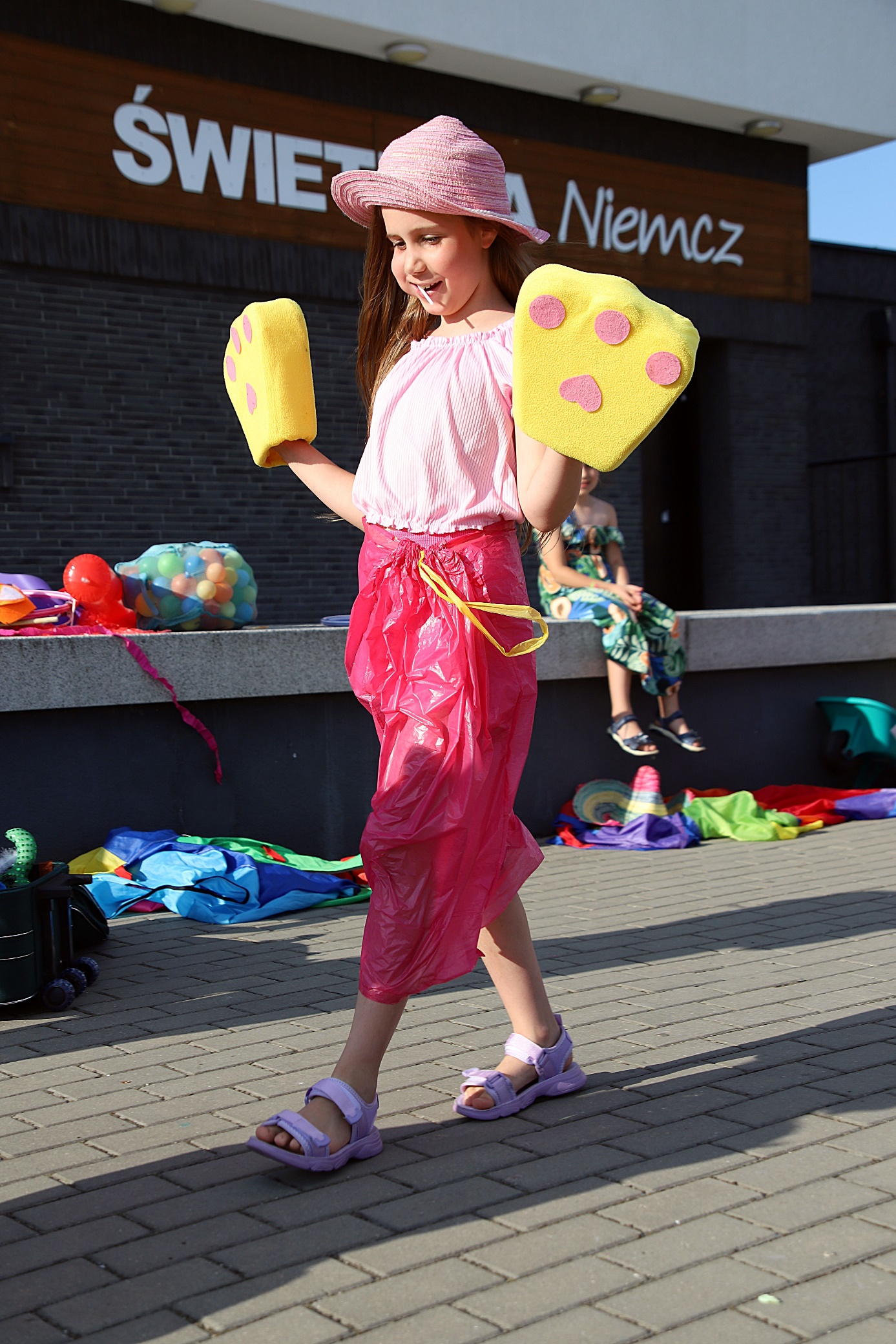 Obraz zawierający ubrania, na wolnym powietrzu, osoba, obuwie

Opis wygenerowany automatycznie