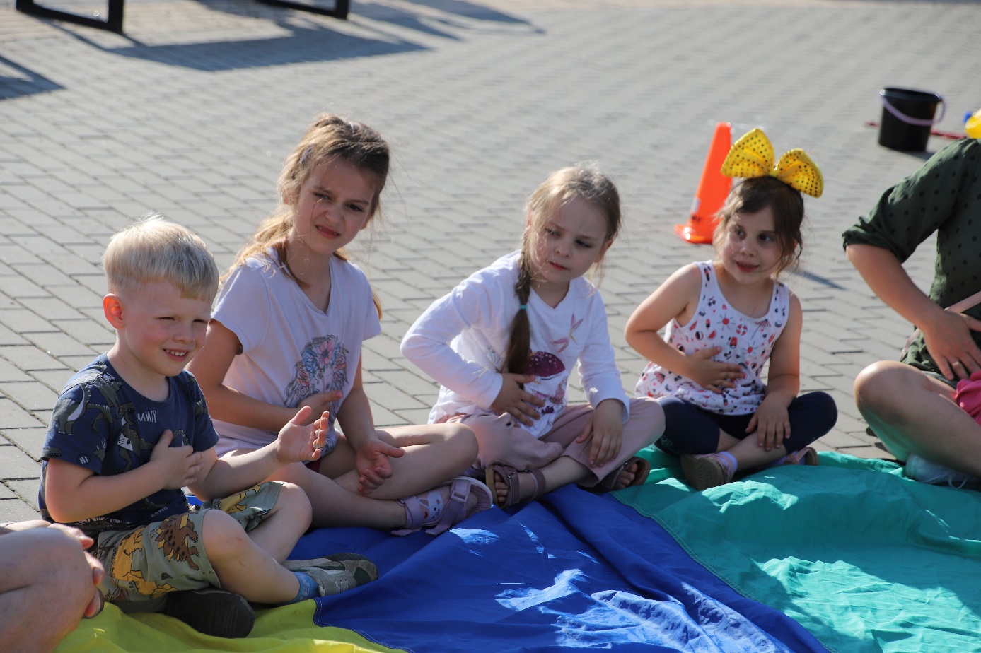 Obraz zawierający ubrania, osoba, Ludzka twarz, na wolnym powietrzu

Opis wygenerowany automatycznie