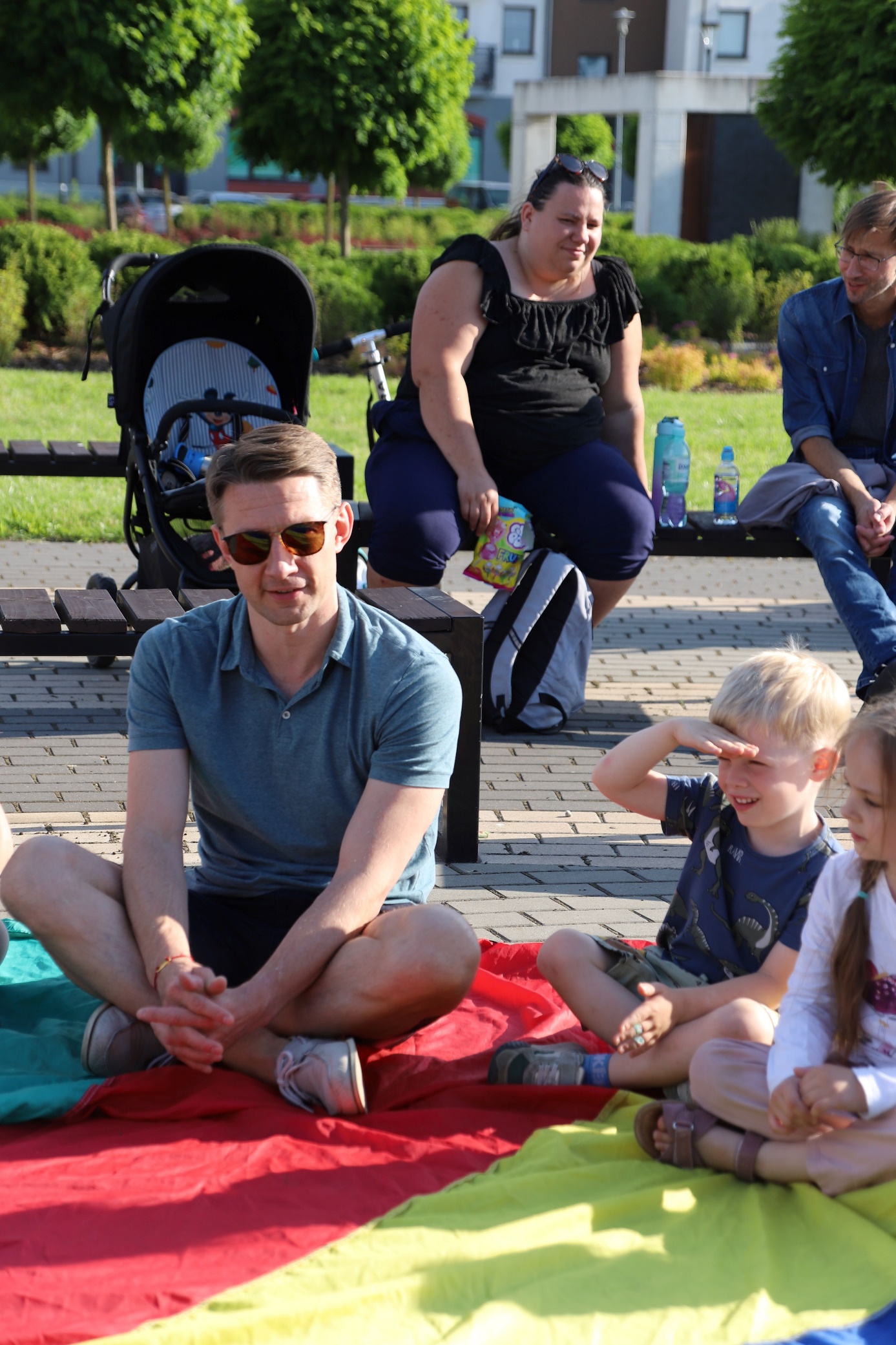 Obraz zawierający ubrania, osoba, na wolnym powietrzu, Ludzka twarz

Opis wygenerowany automatycznie