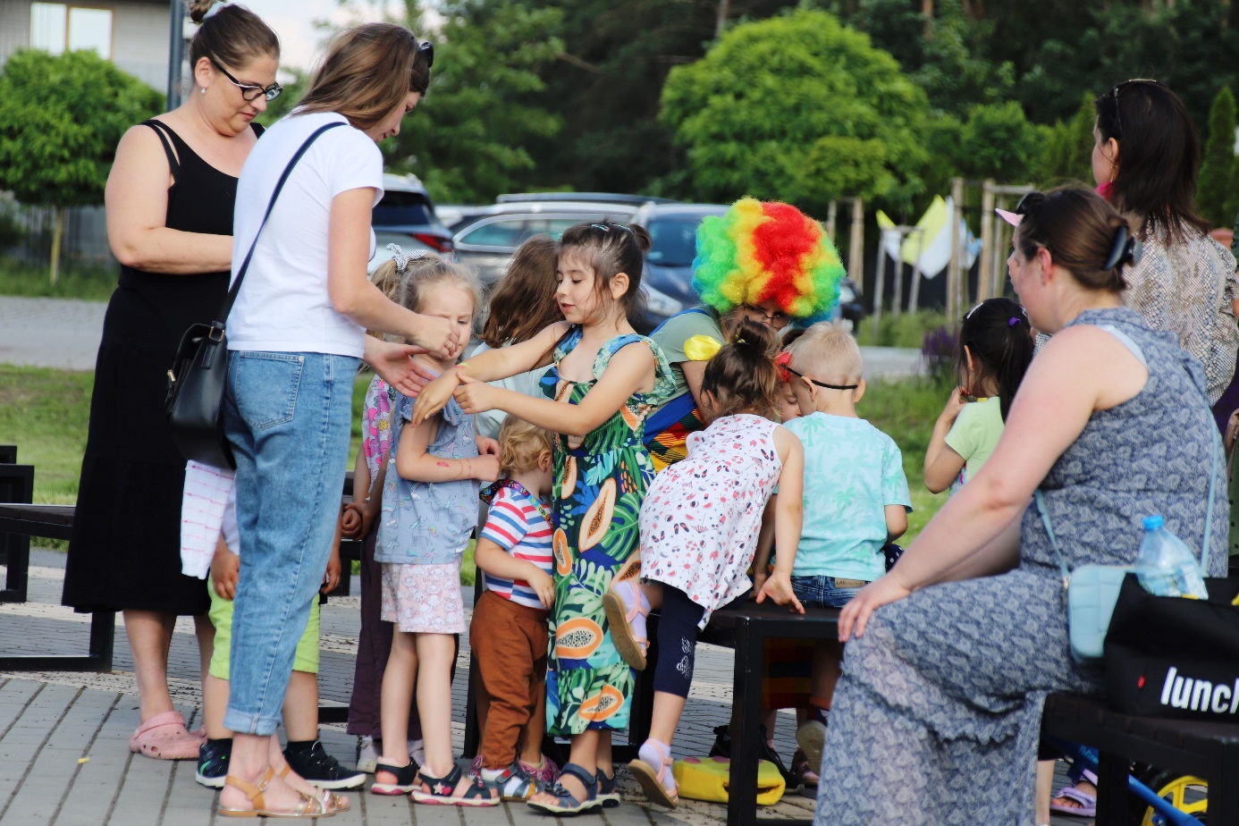 Obraz zawierający ubrania, osoba, na wolnym powietrzu, obuwie

Opis wygenerowany automatycznie