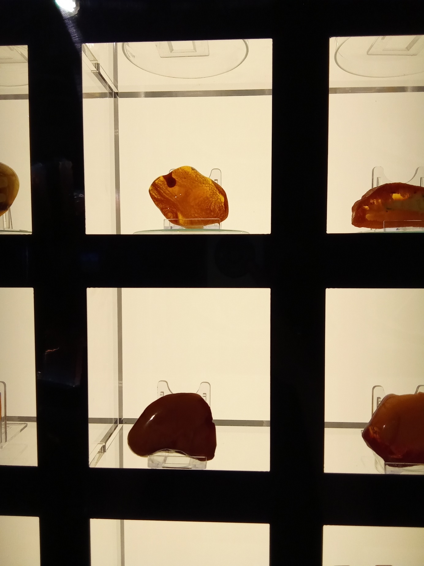 Obraz zawierający kapelusz, w pomieszczeniu, okno, sztuka

Opis wygenerowany automatycznie