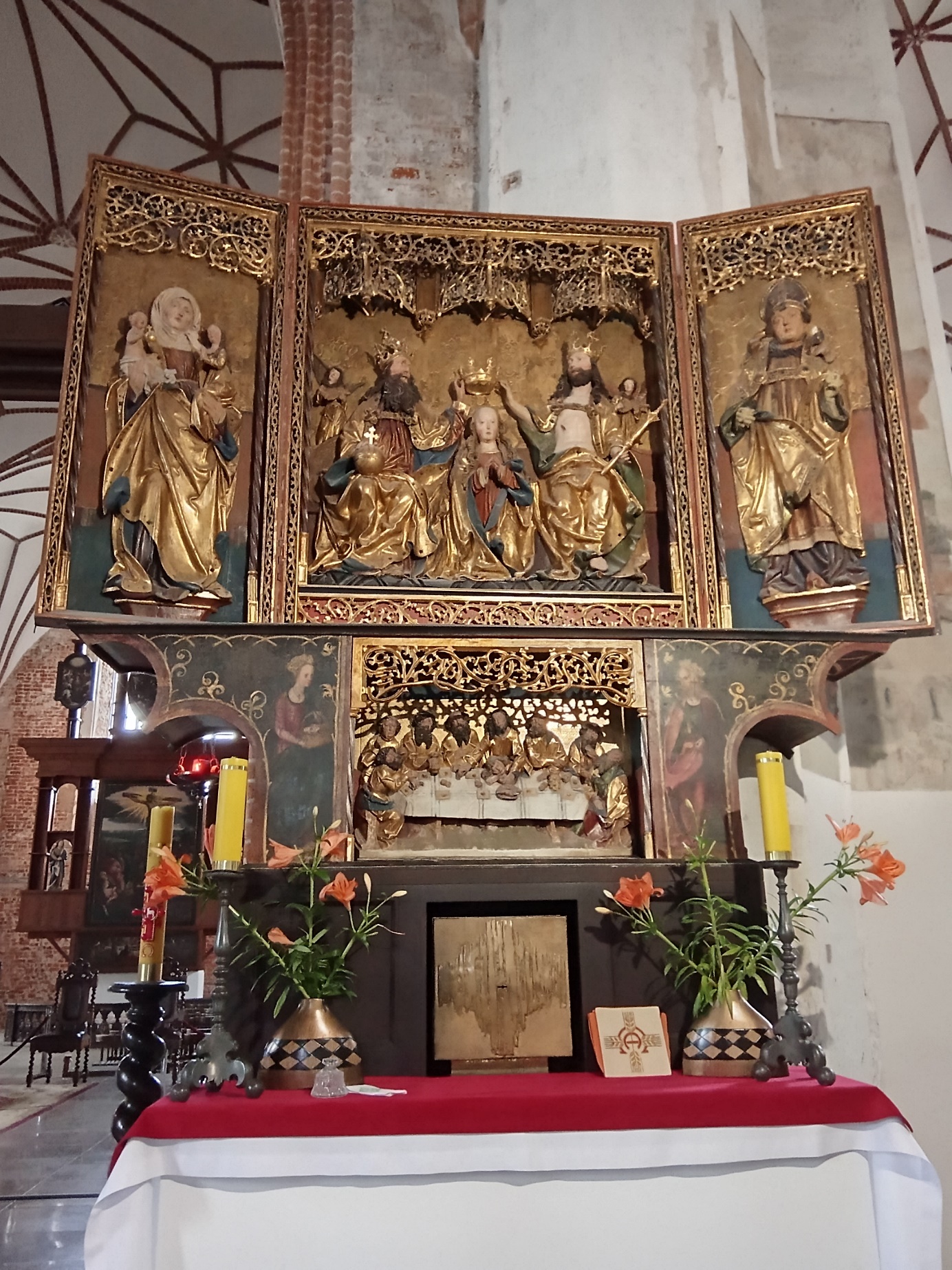 Obraz zawierający meble, ołtarz, Święte miejsca, miejsce modłów

Opis wygenerowany automatycznie