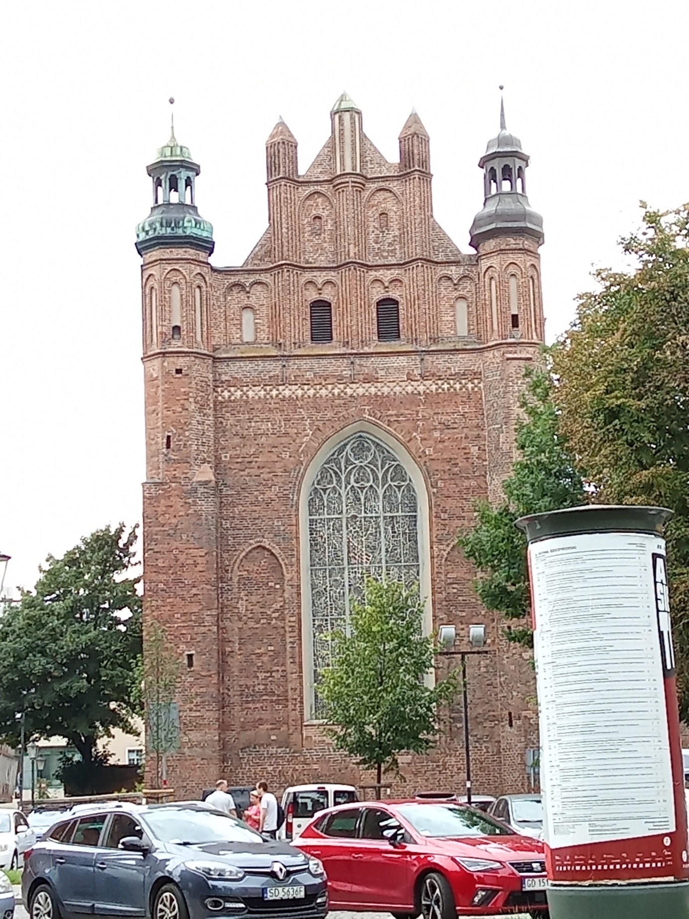 Obraz zawierający na wolnym powietrzu, budynek, pojazd, Pojazd lądowy

Opis wygenerowany automatycznie