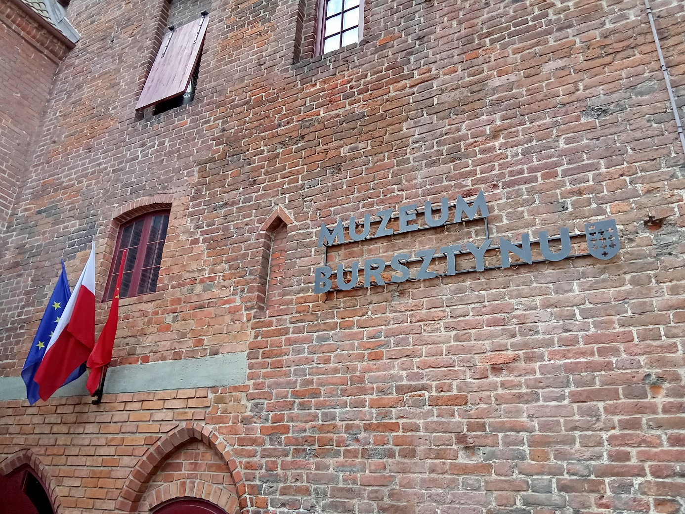 Obraz zawierający okno, cegła, murarka, na wolnym powietrzu

Opis wygenerowany automatycznie