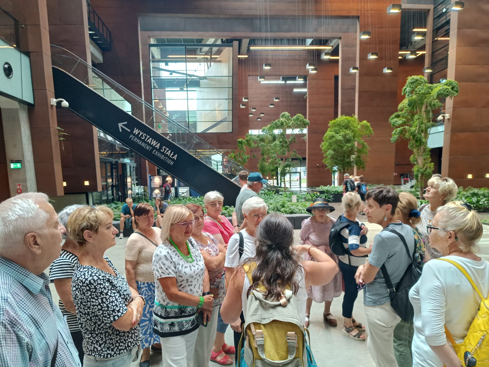 Obraz zawierający ubrania, człowiek, budynek, osoba

Opis wygenerowany automatycznie