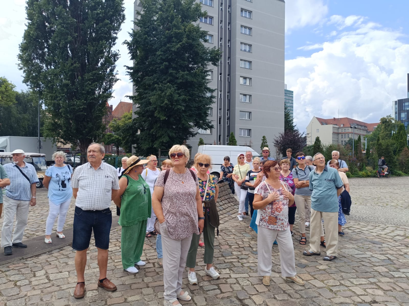 Obraz zawierający ubrania, na wolnym powietrzu, niebo, obuwie

Opis wygenerowany automatycznie