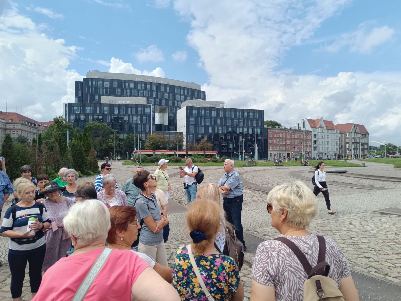 Obraz zawierający ubrania, na wolnym powietrzu, niebo, osoba

Opis wygenerowany automatycznie