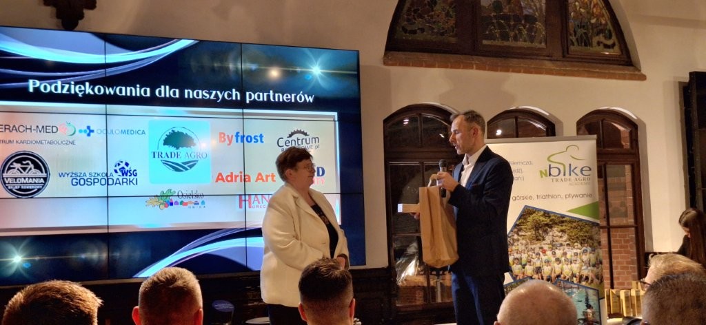 Obraz zawierający tekst, człowiek, garnitur, ubrania

Zawartość wygenerowana przez sztuczną inteligencję może być niepoprawna.