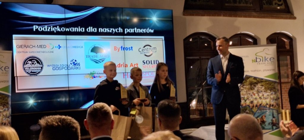 Obraz zawierający tekst, człowiek, ubrania, Ludzka twarz

Zawartość wygenerowana przez sztuczną inteligencję może być niepoprawna.