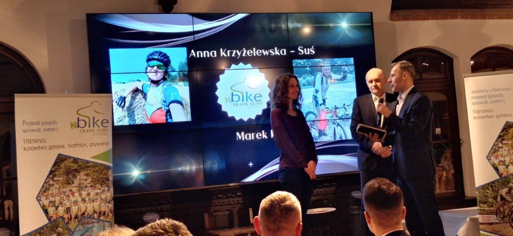 Obraz zawierający tekst, człowiek, ubrania, media

Zawartość wygenerowana przez sztuczną inteligencję może być niepoprawna.