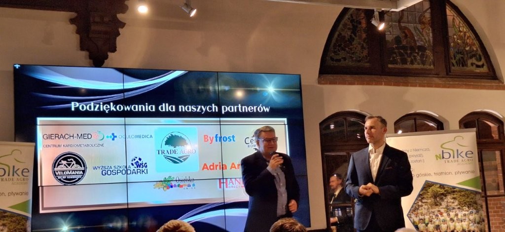 Obraz zawierający tekst, garnitur, ubrania, człowiek

Zawartość wygenerowana przez sztuczną inteligencję może być niepoprawna.