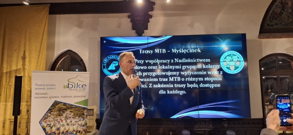 Obraz zawierający tekst, w pomieszczeniu, osoba, ubrania

Zawartość wygenerowana przez sztuczną inteligencję może być niepoprawna.