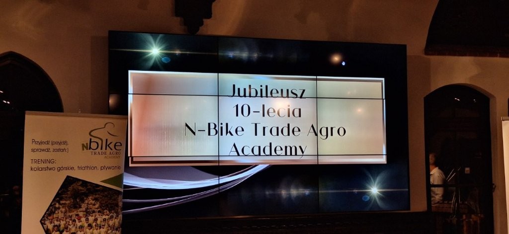 Obraz zawierający tekst, znak, w pomieszczeniu

Zawartość wygenerowana przez sztuczną inteligencję może być niepoprawna.