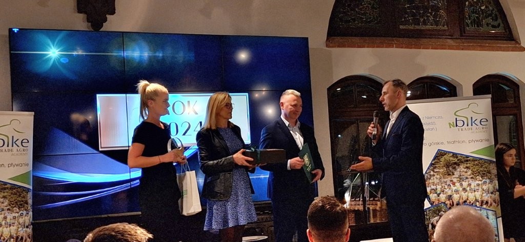 Obraz zawierający ubrania, osoba, tekst, człowiek

Zawartość wygenerowana przez sztuczną inteligencję może być niepoprawna.