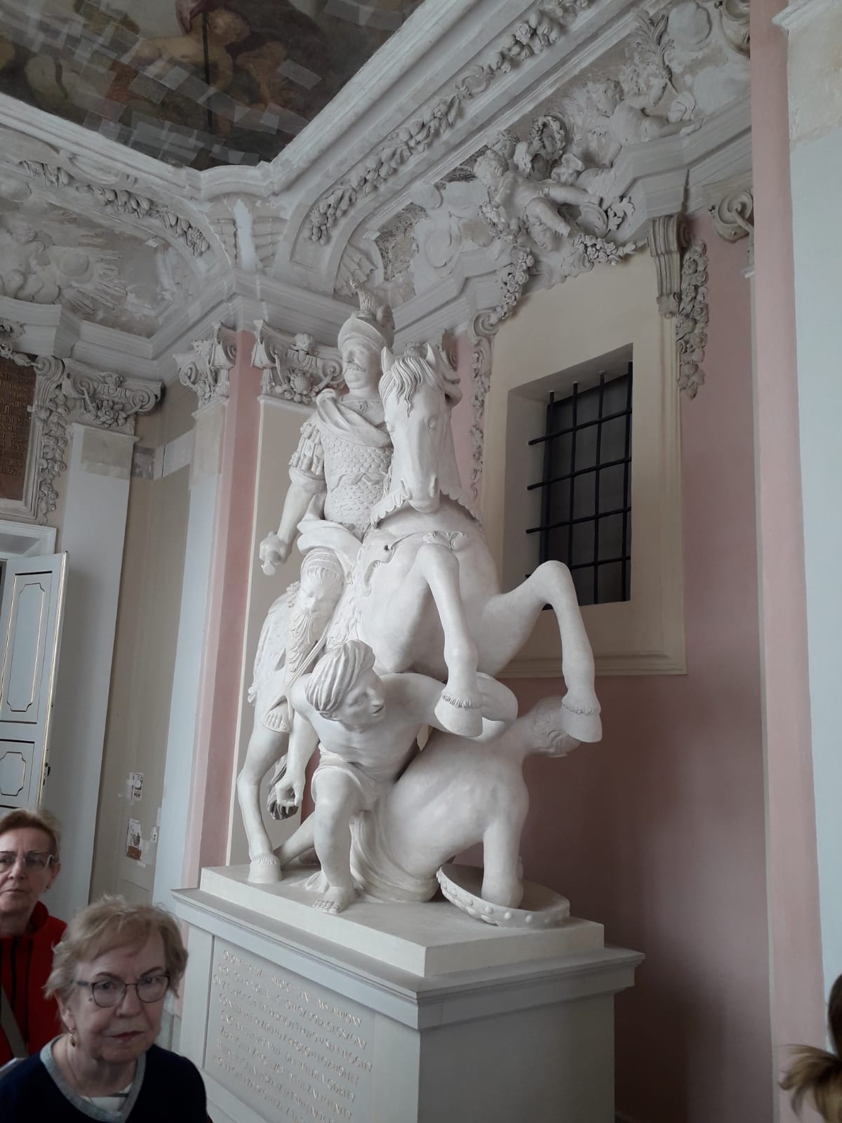 Obraz zawierający Ludzka twarz, rzeźba, budynek, ściana

Zawartość wygenerowana przez sztuczną inteligencję może być niepoprawna.