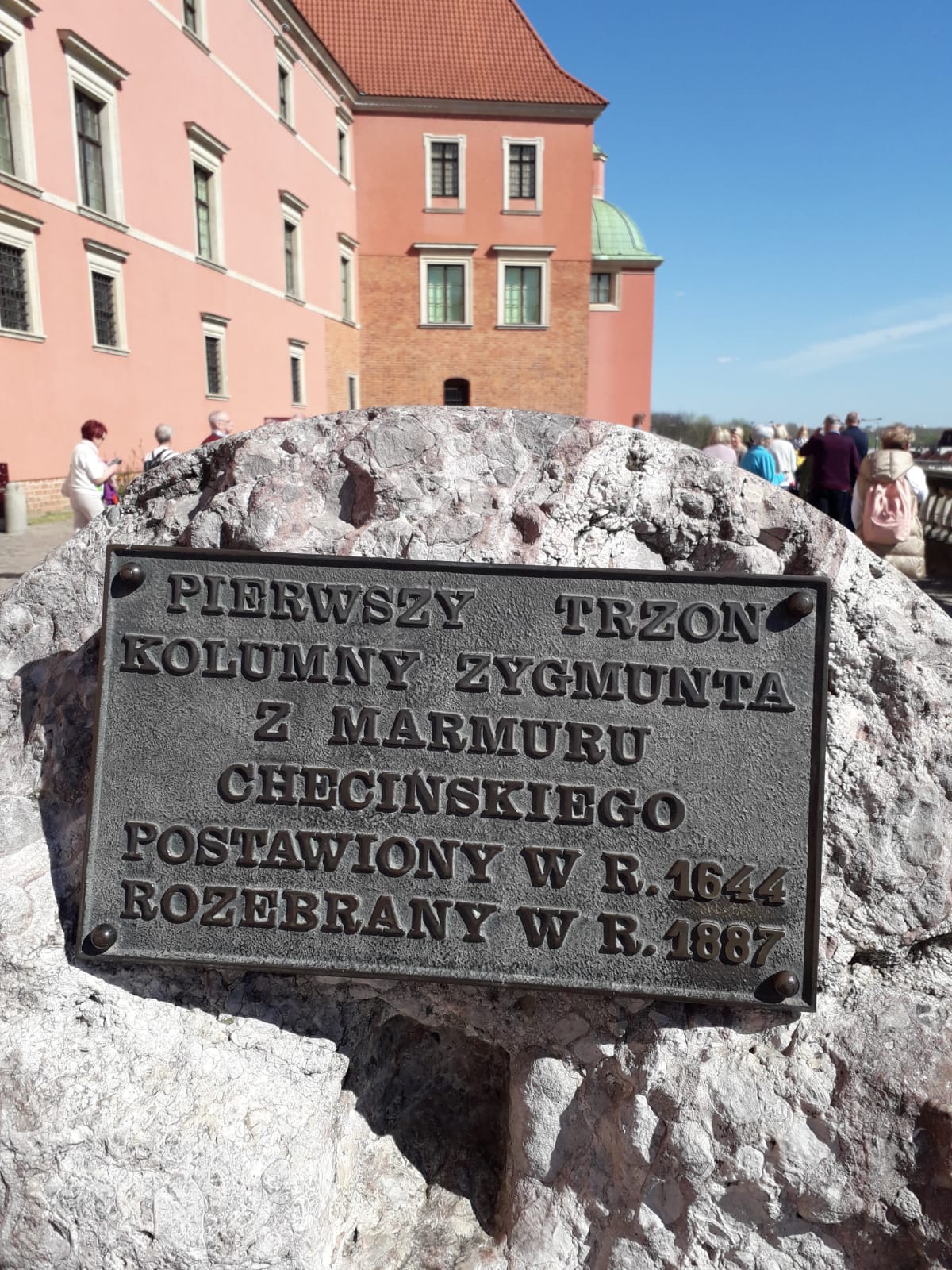 Obraz zawierający na wolnym powietrzu, tekst, budynek, niebo

Zawartość wygenerowana przez sztuczną inteligencję może być niepoprawna.
