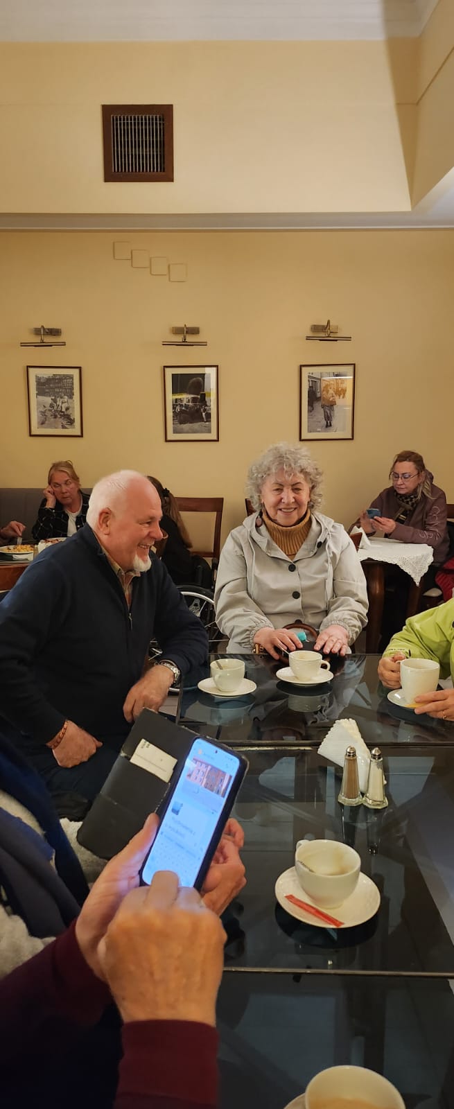 Obraz zawierający osoba, ubrania, w pomieszczeniu, stół

Zawartość wygenerowana przez sztuczną inteligencję może być niepoprawna.