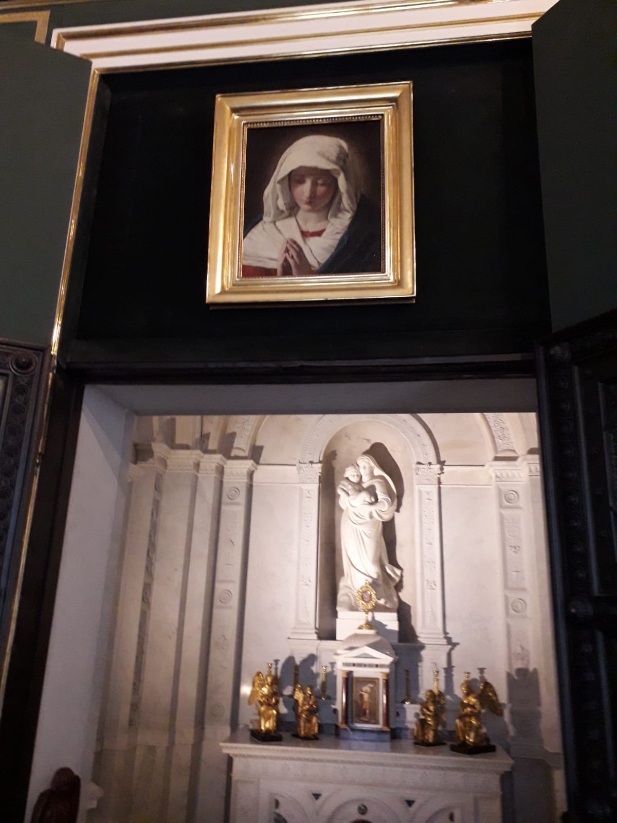 Obraz zawierający ramka na zdjęcia, sztuka, w pomieszczeniu, ściana

Zawartość wygenerowana przez sztuczną inteligencję może być niepoprawna.