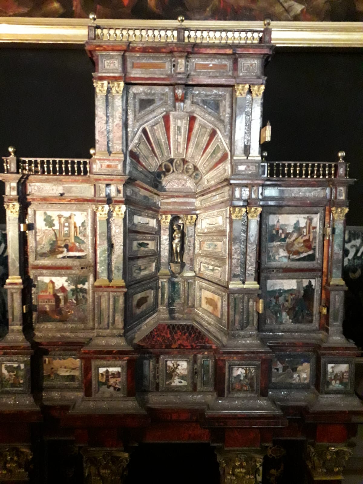 Obraz zawierający sztuka, kościół, w pomieszczeniu, drewniany

Zawartość wygenerowana przez sztuczną inteligencję może być niepoprawna.