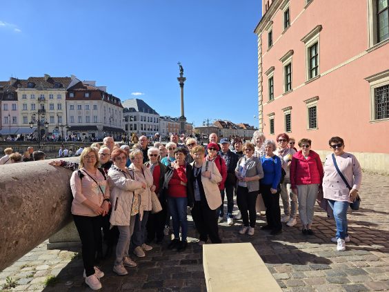 Obraz zawierający ubrania, na wolnym powietrzu, niebo, osoba

Zawartość wygenerowana przez sztuczną inteligencję może być niepoprawna.