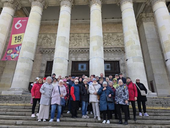 Obraz zawierający ubrania, osoba, budynek, na wolnym powietrzu

Zawartość wygenerowana przez sztuczną inteligencję może być niepoprawna.
