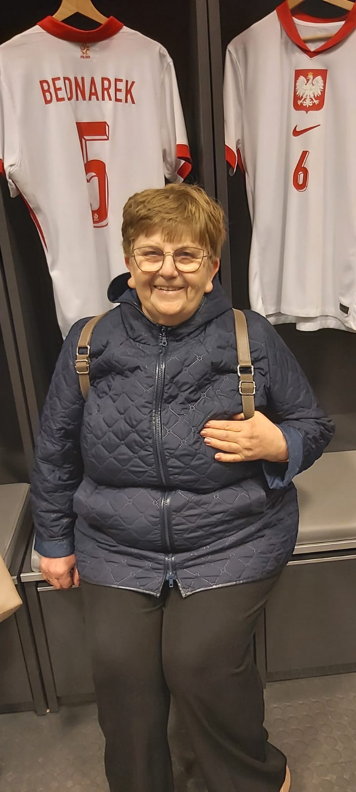 Obraz zawierający ubrania, osoba, Ludzka twarz, uśmiech

Zawartość wygenerowana przez sztuczną inteligencję może być niepoprawna.