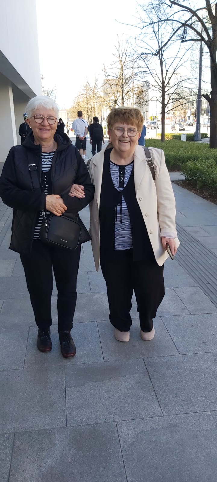 Obraz zawierający ubrania, osoba, na wolnym powietrzu, obuwie

Zawartość wygenerowana przez sztuczną inteligencję może być niepoprawna.