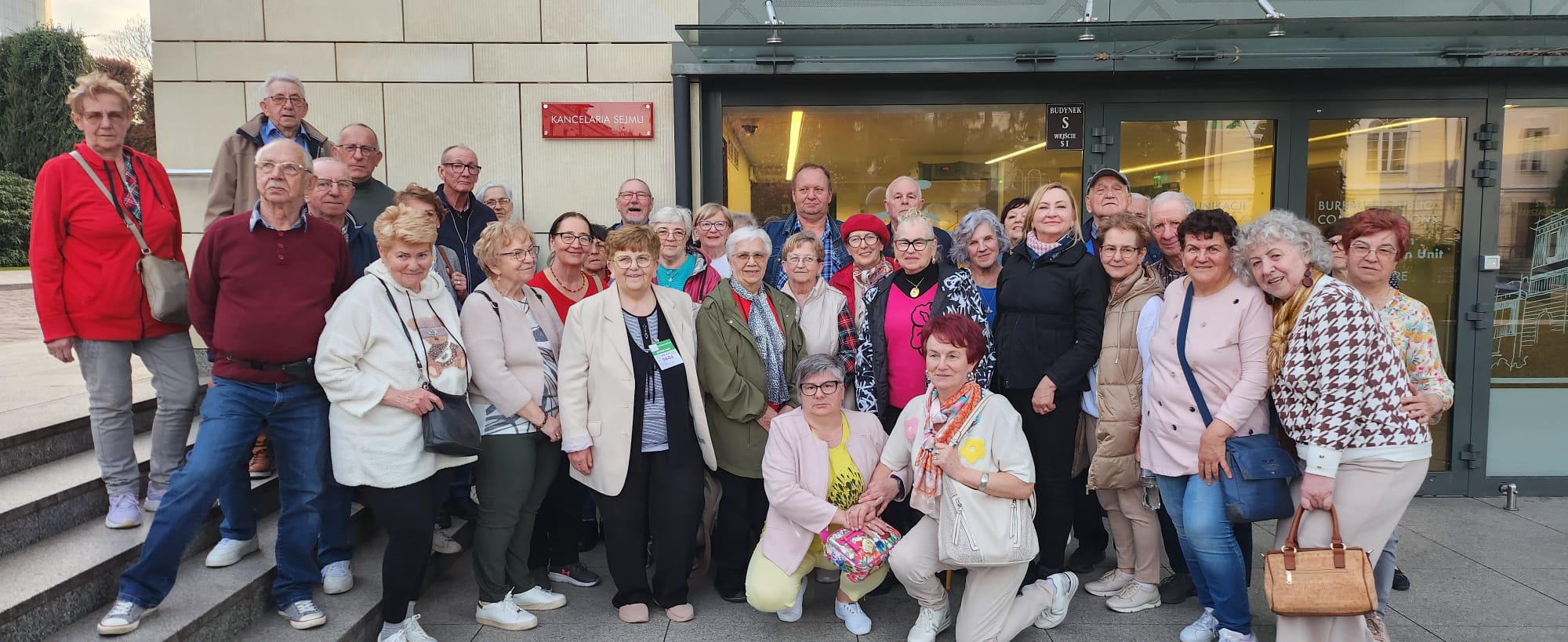 Obraz zawierający ubrania, osoba, uśmiech, obuwie

Zawartość wygenerowana przez sztuczną inteligencję może być niepoprawna.