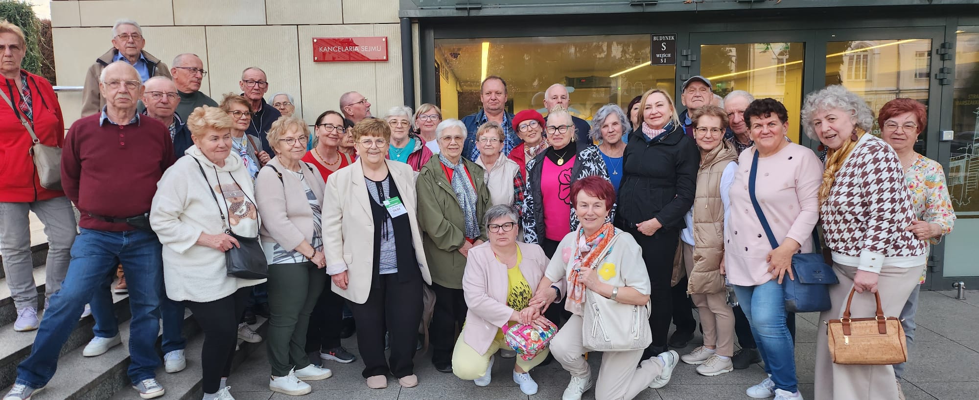Obraz zawierający ubrania, osoba, uśmiech, obuwie

Zawartość wygenerowana przez sztuczną inteligencję może być niepoprawna.