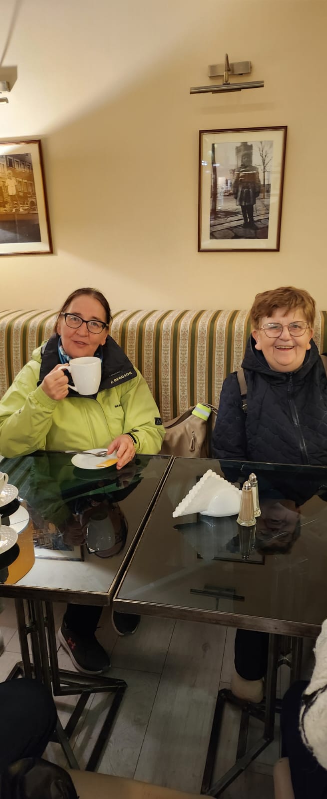 Obraz zawierający ubrania, osoba, w pomieszczeniu, ściana

Zawartość wygenerowana przez sztuczną inteligencję może być niepoprawna.