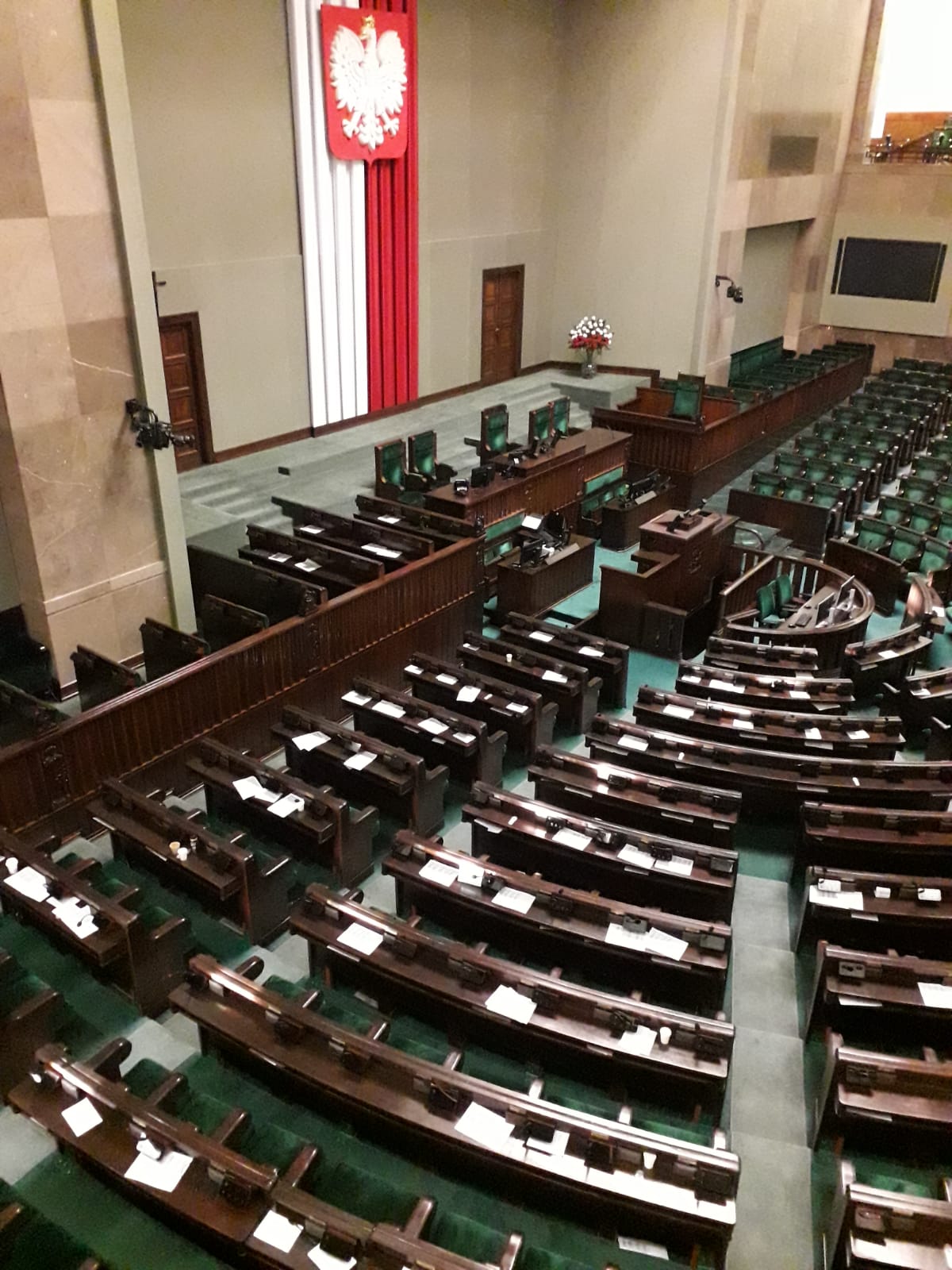 Obraz zawierający w pomieszczeniu, korytarz, sala koncertowa, rząd

Zawartość wygenerowana przez sztuczną inteligencję może być niepoprawna.