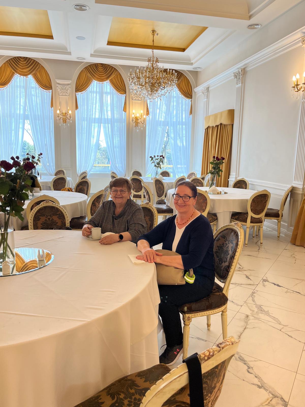 Obraz zawierający w pomieszczeniu, meble, ubrania, krzesło

Zawartość wygenerowana przez sztuczną inteligencję może być niepoprawna.