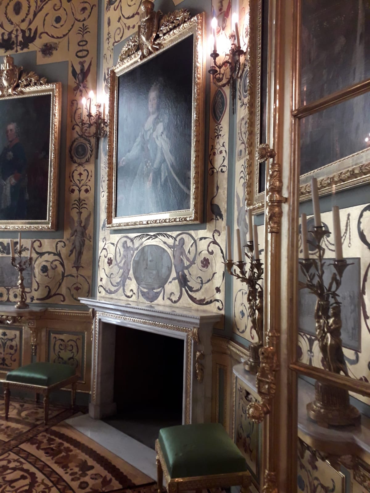 Obraz zawierający w pomieszczeniu, ramka na zdjęcia, ściana, aranżacja wnętrz

Zawartość wygenerowana przez sztuczną inteligencję może być niepoprawna.