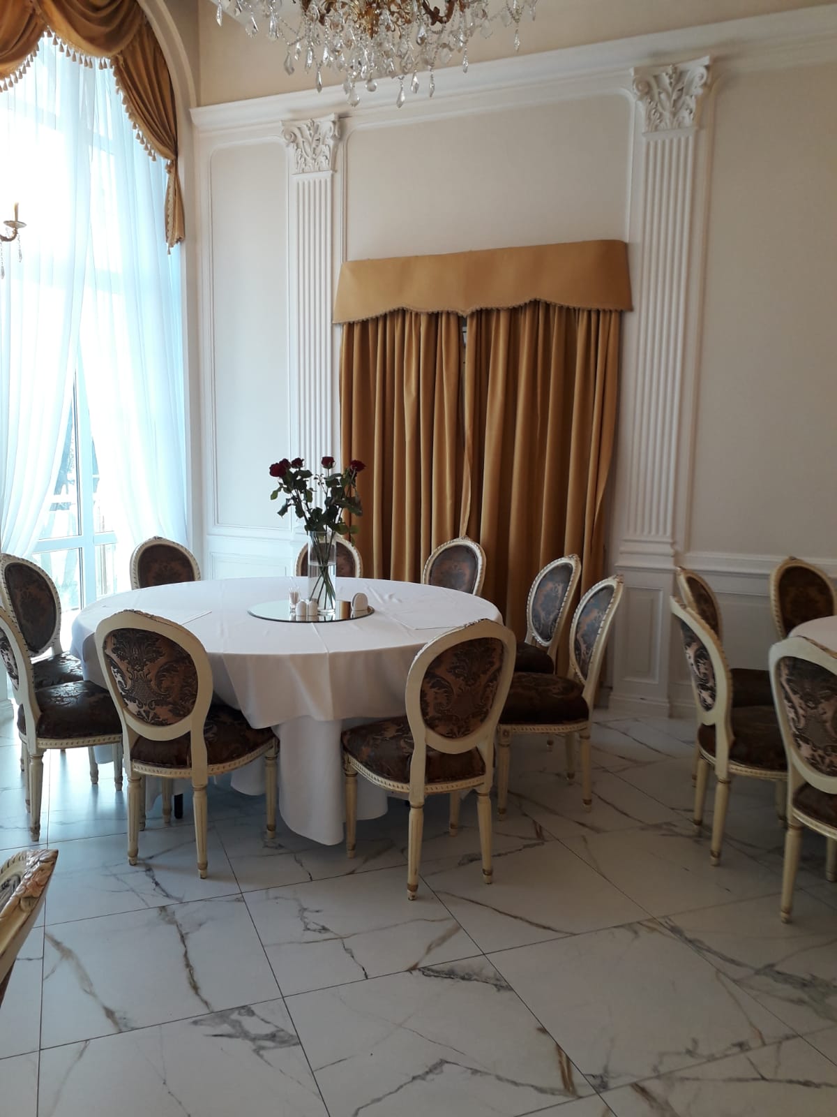 Obraz zawierający w pomieszczeniu, ściana, meble, aranżacja wnętrz

Zawartość wygenerowana przez sztuczną inteligencję może być niepoprawna.