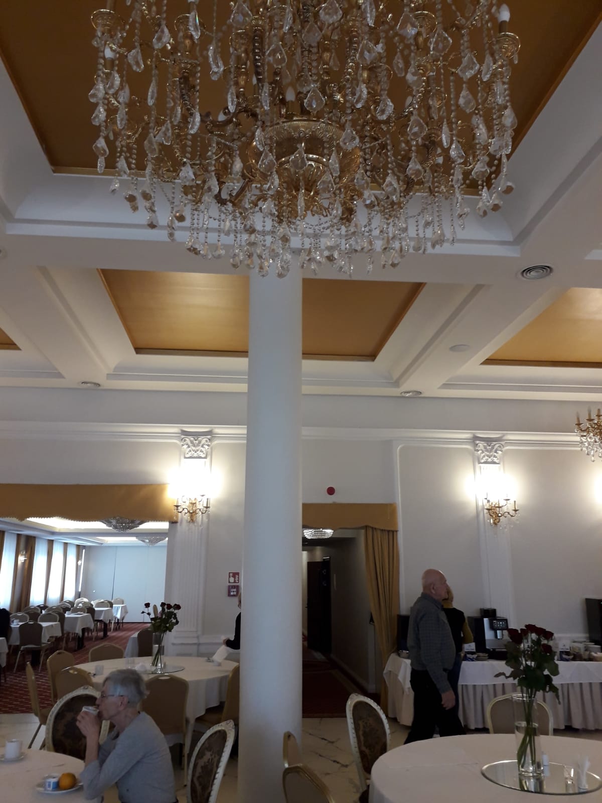 Obraz zawierający w pomieszczeniu, sufit, ściana, aranżacja wnętrz

Zawartość wygenerowana przez sztuczną inteligencję może być niepoprawna.