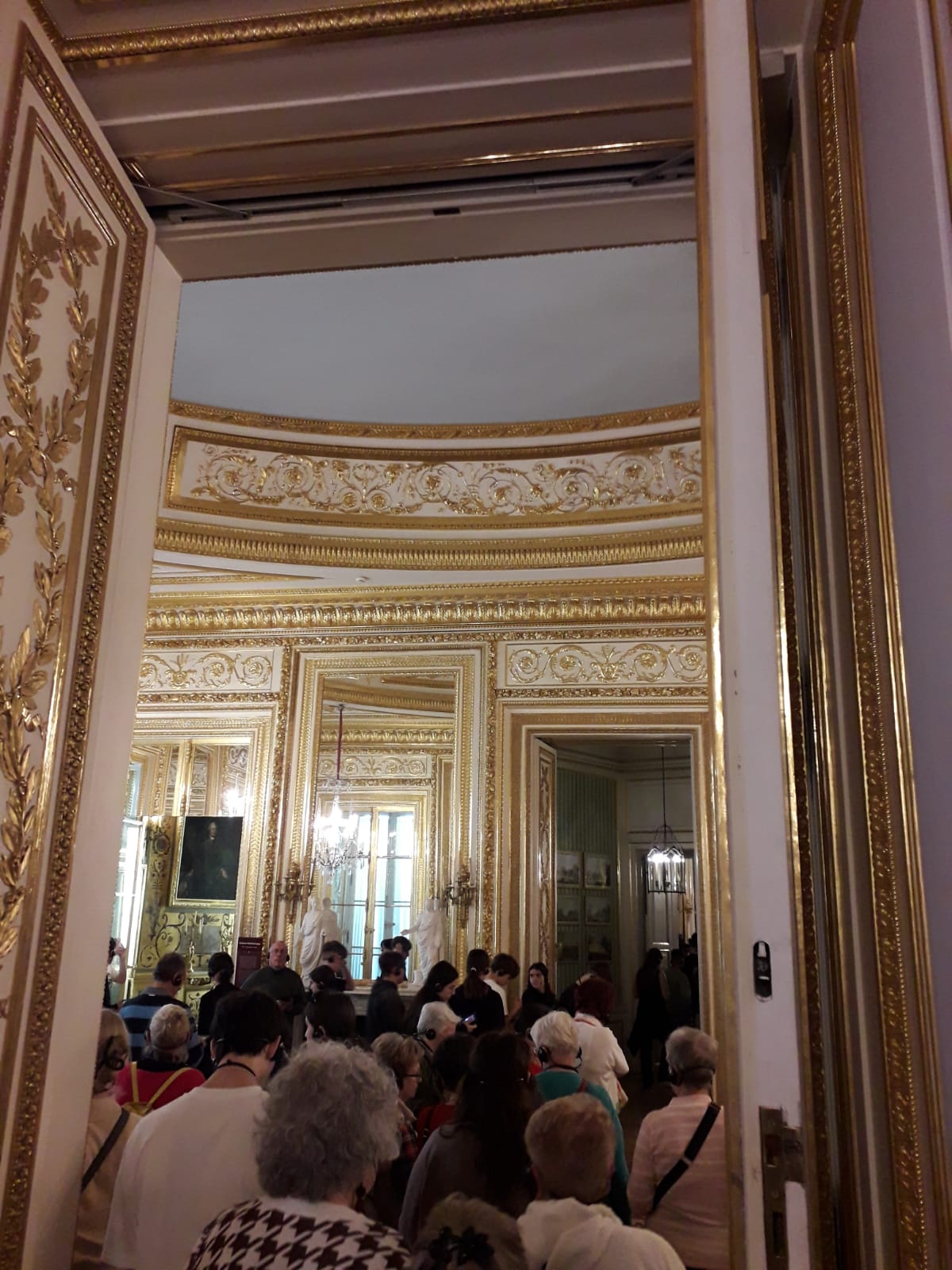 Obraz zawierający w pomieszczeniu, ubrania, ściana, Sztukateria

Zawartość wygenerowana przez sztuczną inteligencję może być niepoprawna.