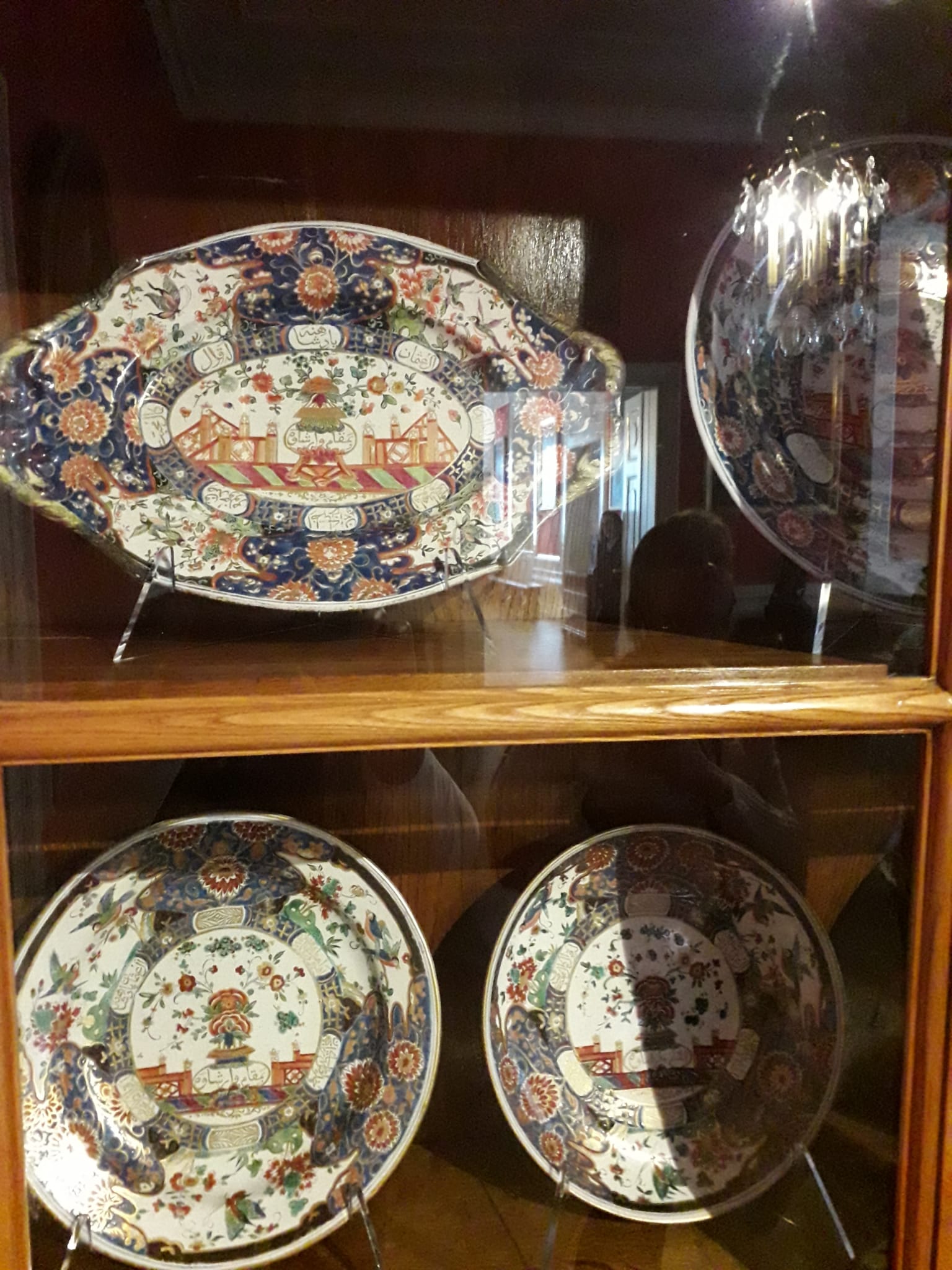 Obraz zawierający w pomieszczeniu, zastawa stołowa, talerz, półmisek

Zawartość wygenerowana przez sztuczną inteligencję może być niepoprawna.